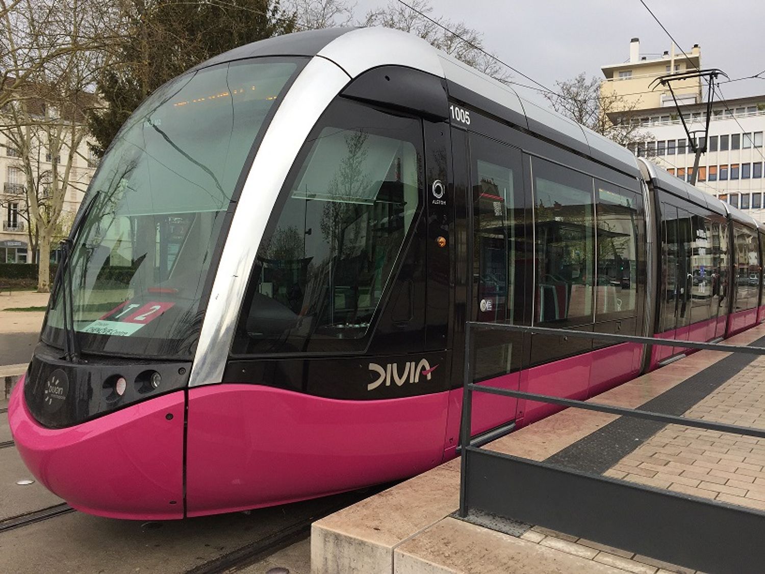 Comptez seulement un tramway en circulation toutes les 20 minutes ce jeudi sur Dijon